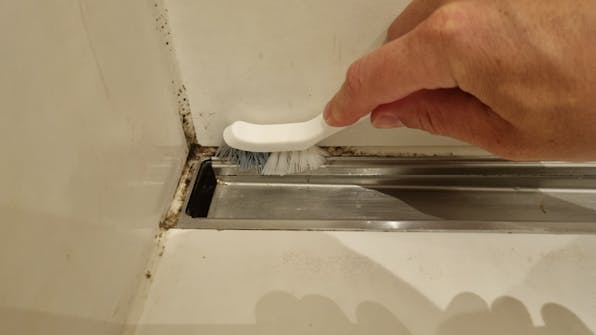 Protox Fugeren: Skrubb anti-muggmidlet godt inn i fugene Protox Fugeren: Skrubb anti-muggmidlet godt inn i fugene